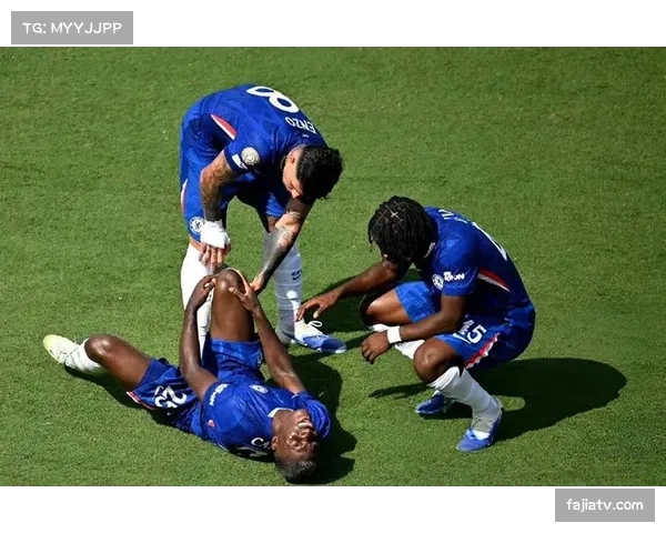 美因茨球员抗议判罚,VAR介入复核点球,比赛中断近4分钟